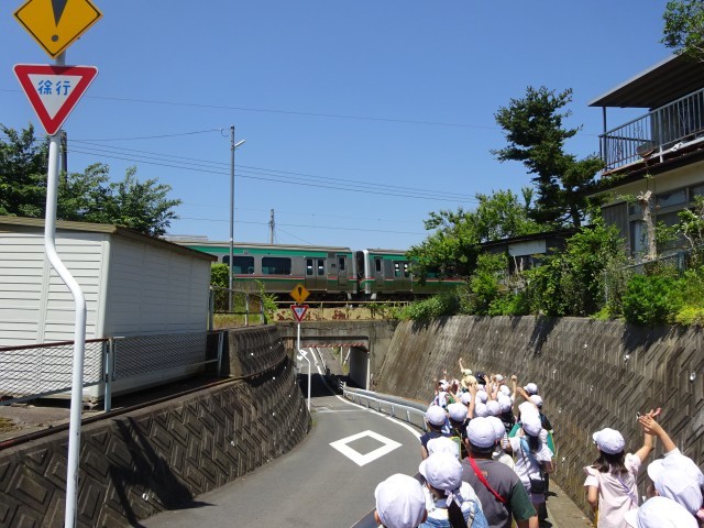 磐越西線に手を振る子どもたち！