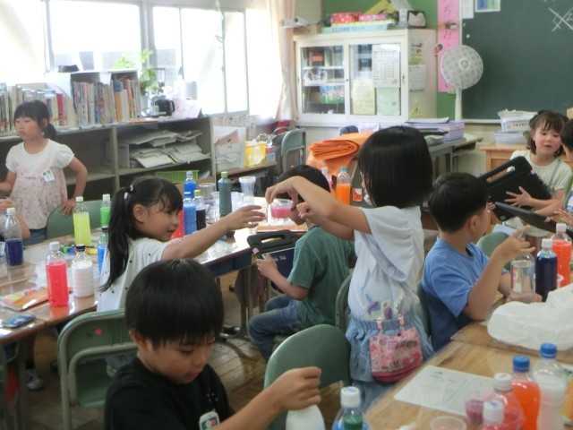 色水を混ぜて・・・「かんぱ～い」