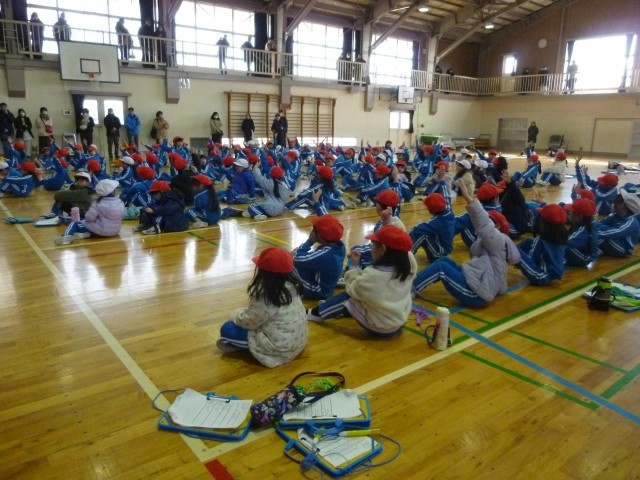 1分間前とびで　100回以上の子は　赤帽子に。たくさんいました！