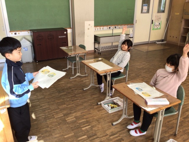 発表に対する感想を言う子どもたち