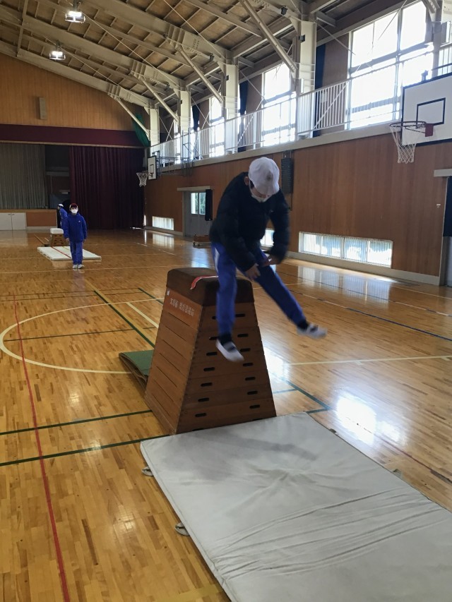 八段跳び箱を跳んでる様子