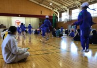 頑張って跳ぶ２年生と記録を数える５年生