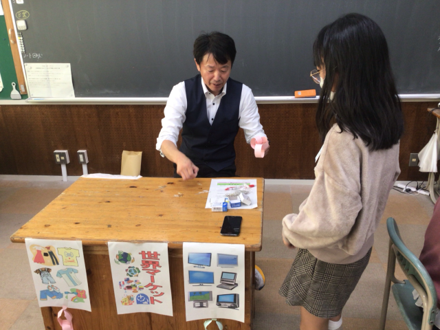 生産した製品をお金（クリップ）に変えています