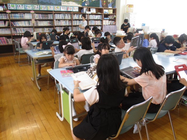 図書室でも本を活用して進めています。
