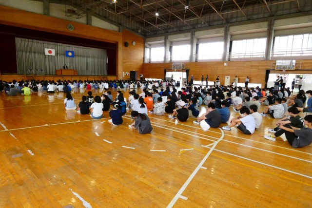 姿勢を正して耳を傾けていました