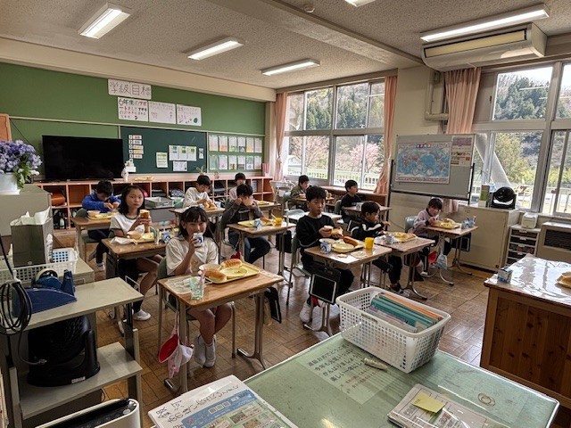５年生　給食おいしい！
