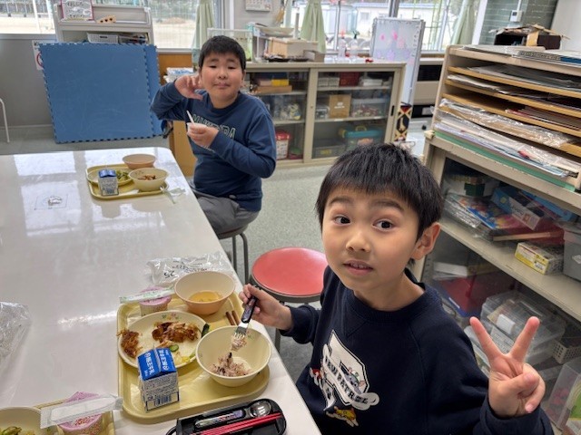 給食いっぱい食べるよ