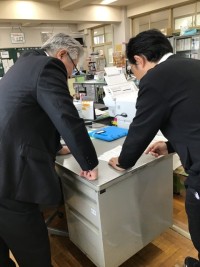 教務主任と授業について打ち合わせをする様子