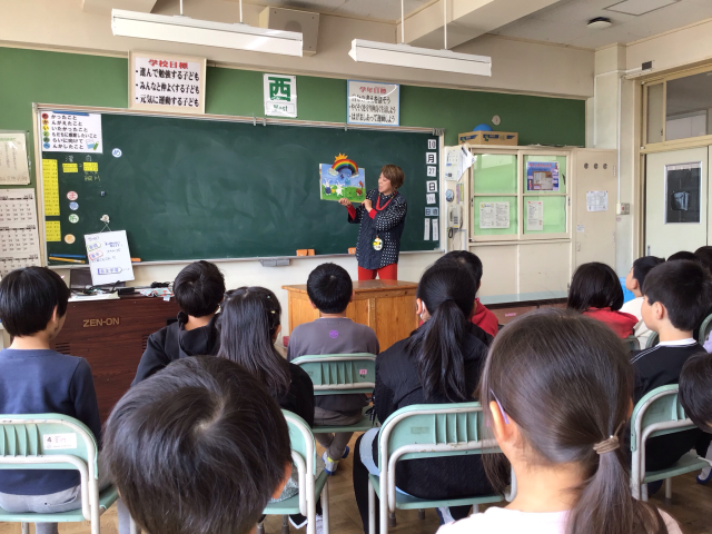 虹の絵本の読み聞かせ