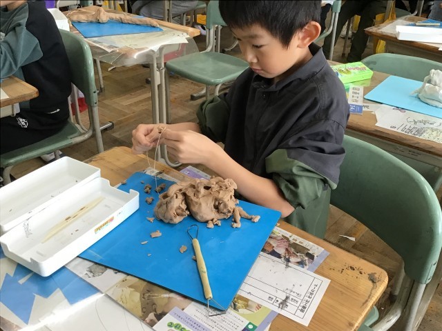 地面を食らうヘビ