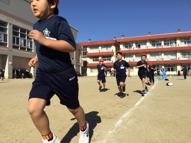 一生懸命腕を振って走っています