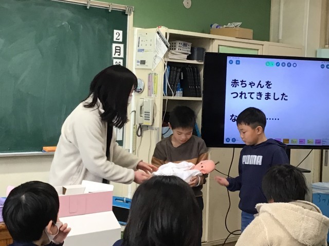 赤ちゃんを抱っこしてみよう