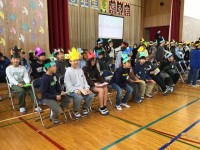 ３年生が作った冠をかぶって入場した６年生