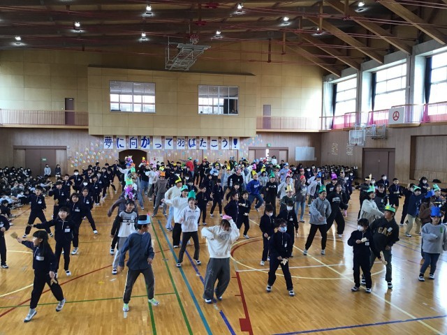 ６年生にとって小学校最後の「よさこい」をいっしょに踊りました