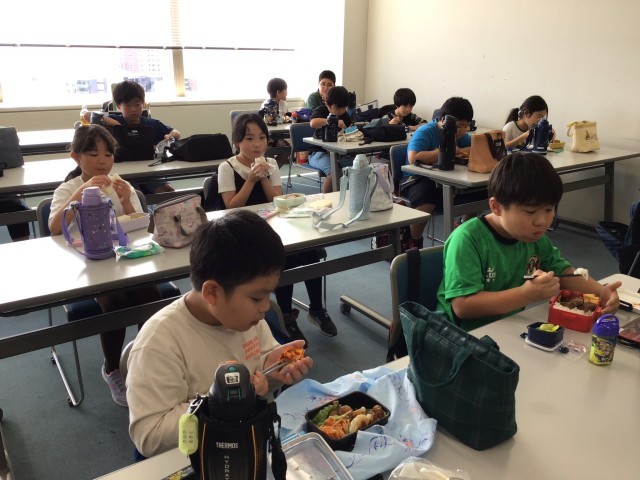 美味しいお弁当ににこにこ笑顔‼️
