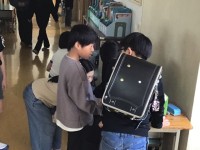陸上記録を見る児童写真
