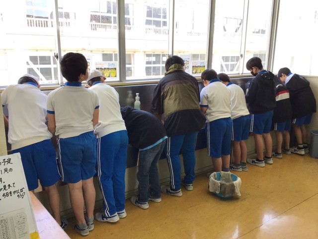 避難訓練後、ぞうきんを片付け