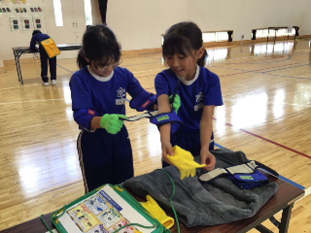 肘にベルトをつけて