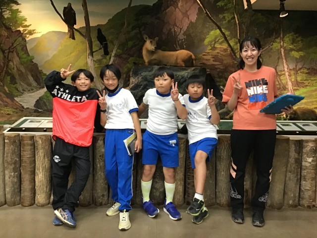 震災講和後の椅子と机の後片付けをしてくれました