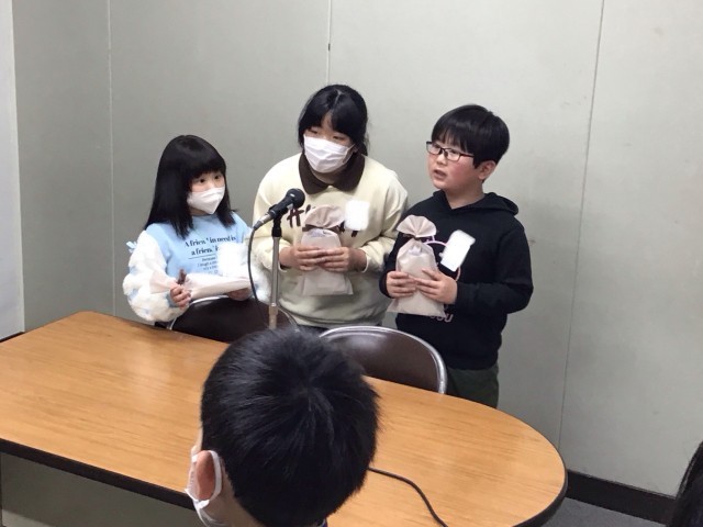 3年生からプレゼント贈呈