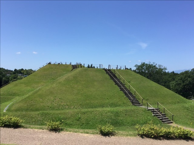 古墳（階段で上りました）