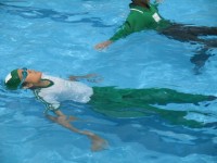 体の力を抜いて浮いてみます