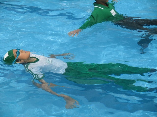 体の力を抜いて浮いてみます