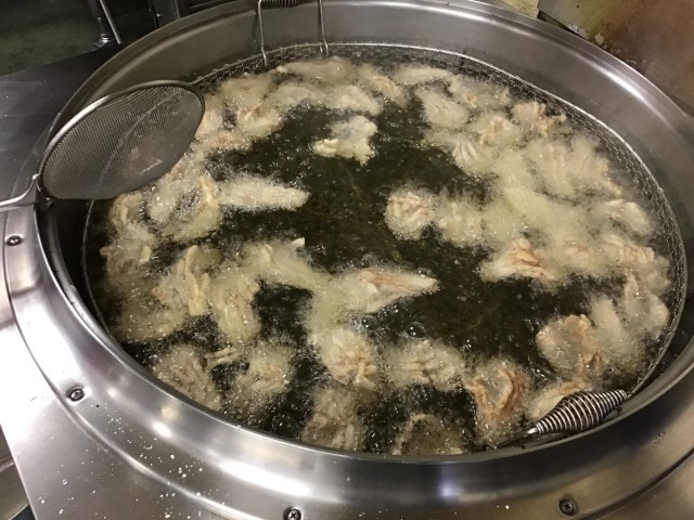 片栗粉をまぶして唐揚げにします
