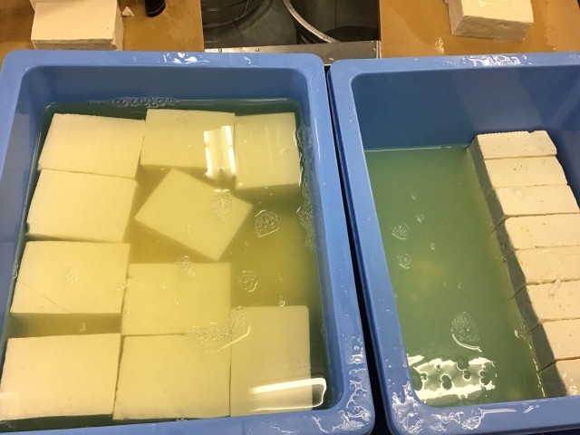 切る前の豆腐