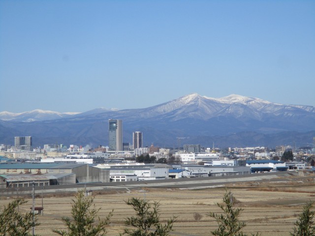 安達太良山、奥に吾妻連峰