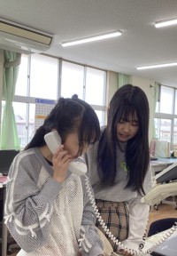 予約を電話で取っている様子