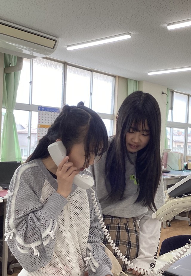 予約を電話で取っている様子