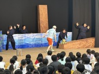 観劇する様子