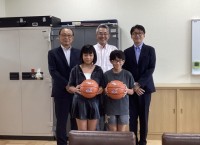 ボールを持って記念写真