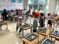机を運ぶ2年生