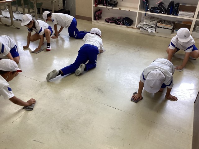 床拭きをする3年生