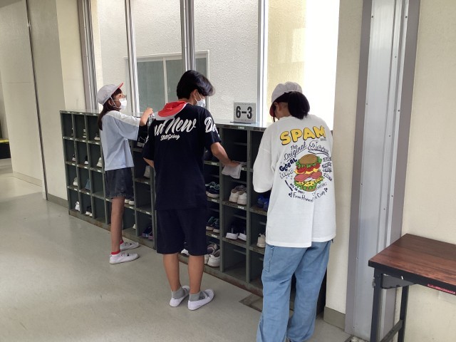 下駄箱掃除をする6年生