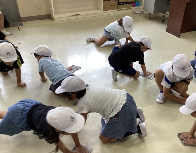 床拭きをする2年生