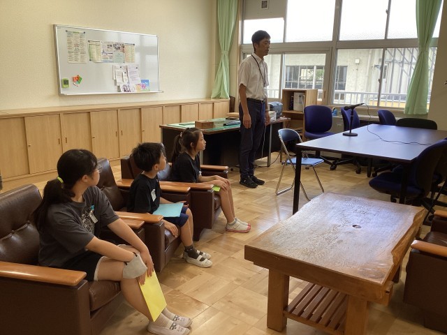 校長室で出番を待つ代表児童