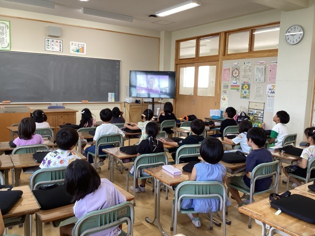 校長先生の話を画面越しで聞く1年生