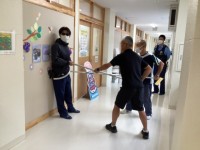 取り押さえている職員