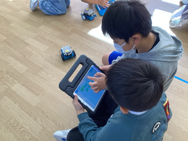 ロボットを操作する児童