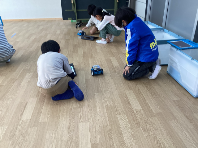 ロボットを操作する児童
