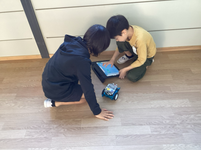 ロボットを操作する児童