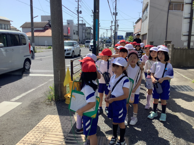 １組は、芳賀交番方面でした。教頭先生もいっしょに来てくださっています。