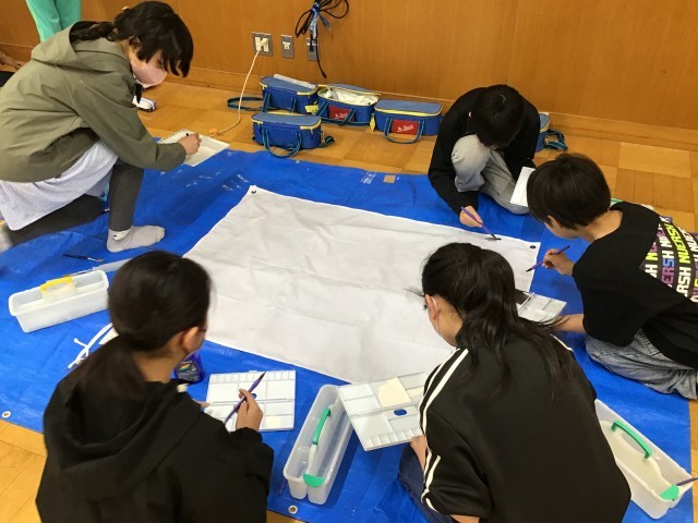 応援団で使用する旗の作成中