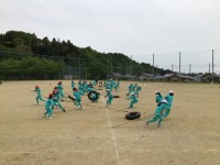 女子が竹やタイヤを取り合う様子