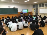 宿泊施設の説明をしている様子