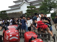 赤べこ前の記念撮影