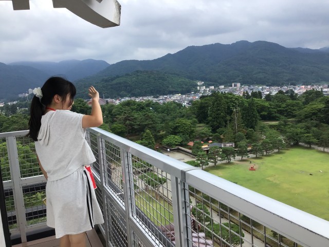 天守閣から手を振る様子